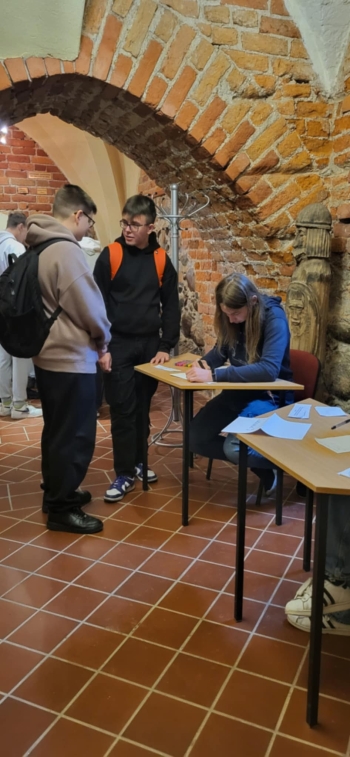 Uczniowie podczas rozwiazywania zadan terenowych 3