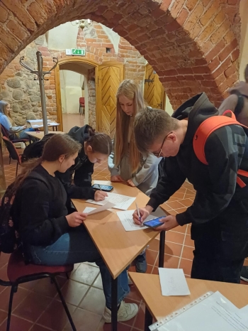 Uczniowie podczas rozwiazywania zadan terenowych 2