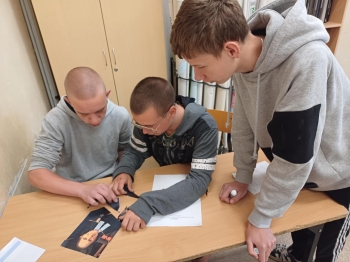 Uczniowie podczas rozwiazywania zadan terenowych 1
